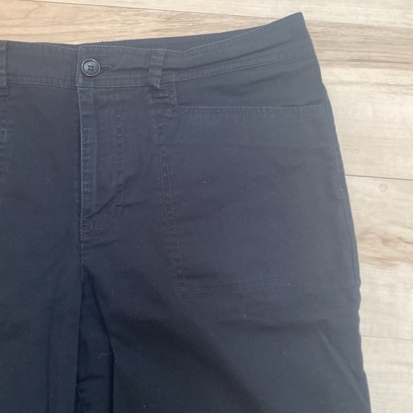 Gloria Vanderbilt Black Bermuda Shorts size 12. - Picture 2 of 8